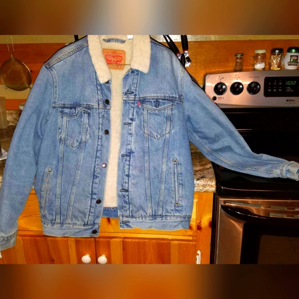 Levis trucker jacket, medium, in very good condition,